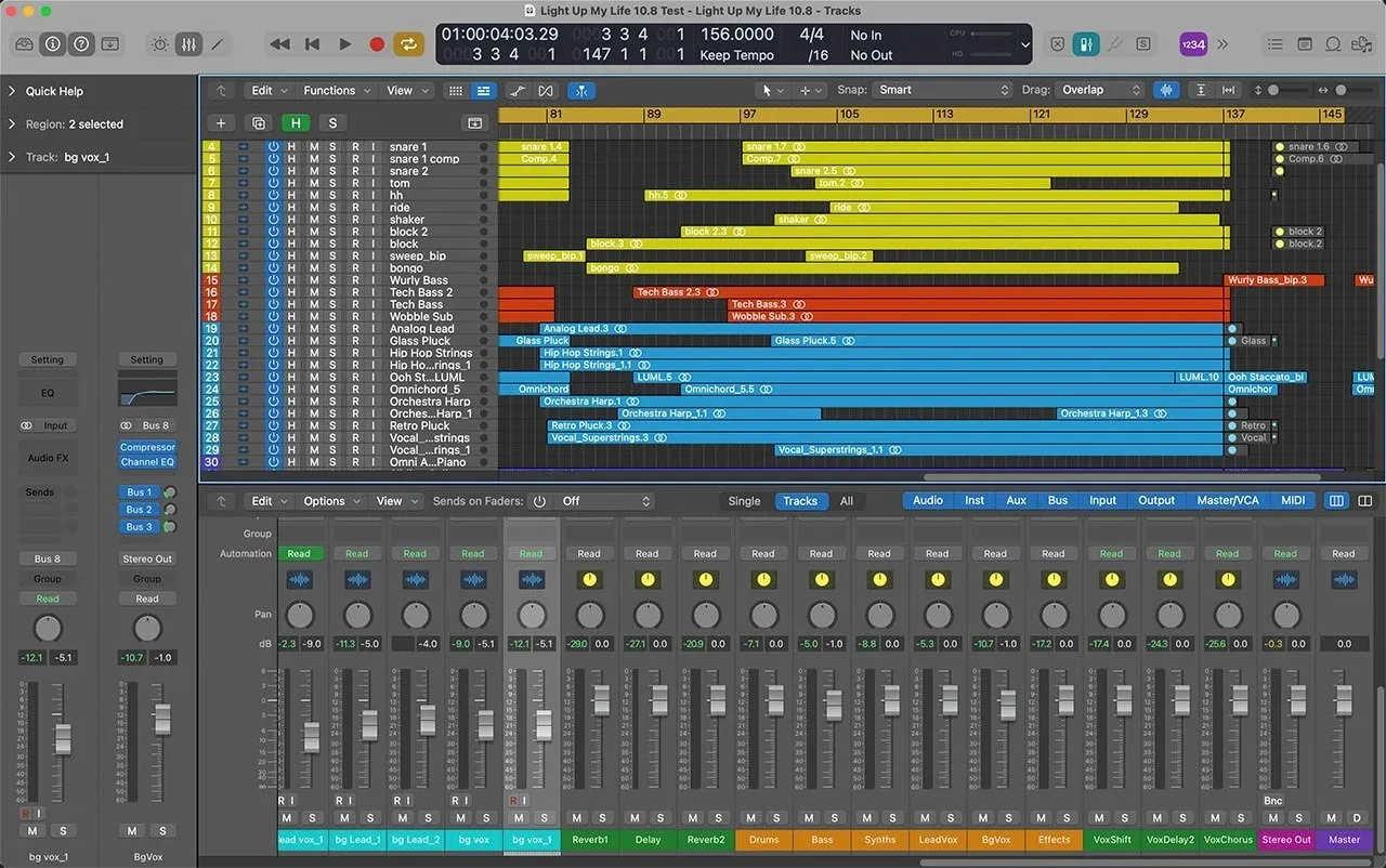 Interfaz de software de edición de video profesional con múltiples pistas y paneles complejos, representando el modelo tradicional de escritorio frente a la simplicidad de las herramientas web modernas.